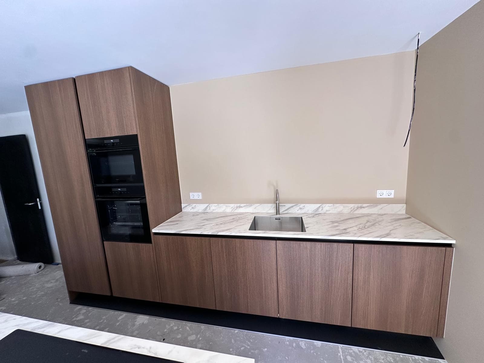 Walnotenhouten keuken met marmeren werkblad